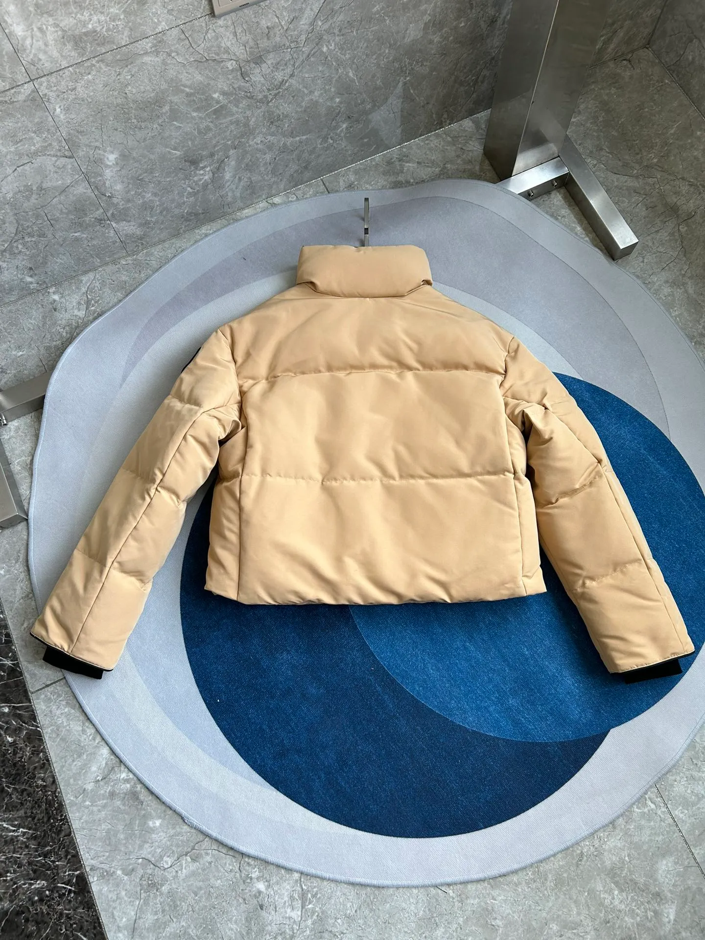P880 E2266WB Grandview black label short jacket down jacket. Constructed from Arctic Tech recycled fabric®, it features a cinchable hem for sleek styling and storage. Color: Beige. Size: XS S M L XL.